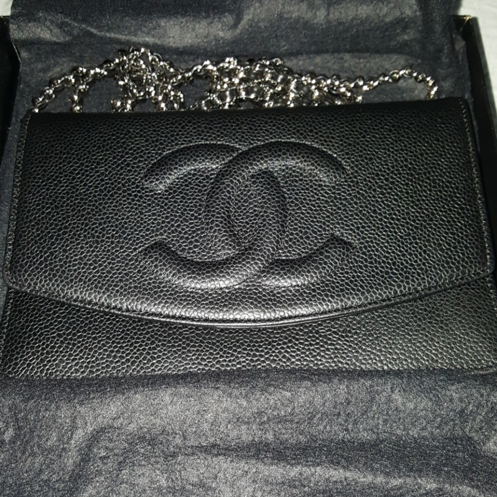 Chanel wallet on a chain(cavier) comes with box